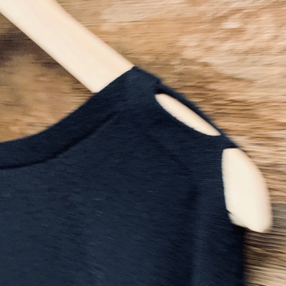 TAHARI BLACK SWEATER WITH DETAILED SLEEVES - Picture 4 of 8